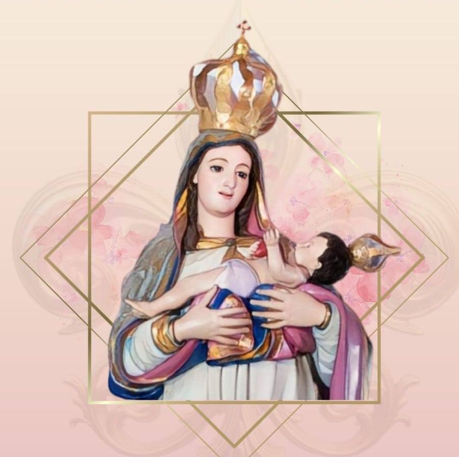 Imagem de Nossa Senhora do Belém segurando o Menino Jesus, com coroa dourada, vestimentas em azul, branco e rosa, em estilo de arte sacra católica